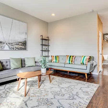 5 Min To Dwtn Indy, Cozy Home
